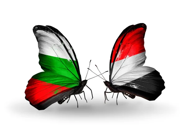 Mariposas con banderas de Bulgaria y Yemen en alas — Foto de Stock