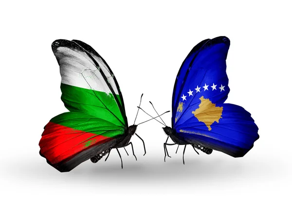 Mariposas con banderas de Bulgaria y Kosovo en alas — Foto de Stock