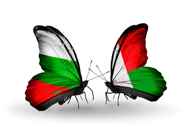 Mariposas con banderas de Bulgaria y Madagascar en alas — Foto de Stock