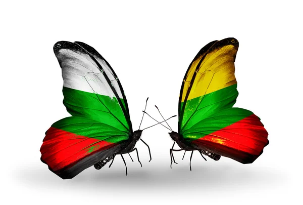 蝴蝶翅膀上的保加利亚和立陶宛的标志 — 图库照片