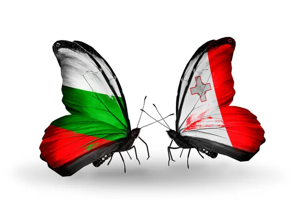 蝴蝶翅膀上的保加利亚和马耳他国旗 — 图库照片