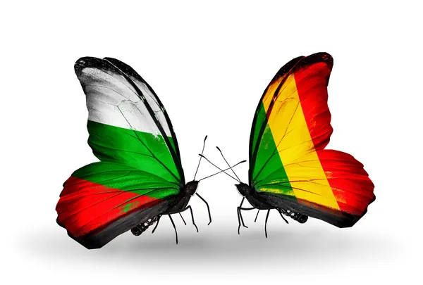 Farfalle con bandiere bulgare e mali sulle ali — Foto Stock
