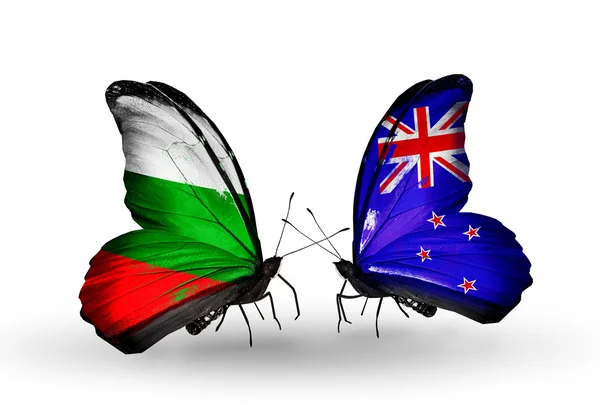 Borboletas com bandeiras da Bulgária e Nova Zelândia em asas — Fotografia de Stock