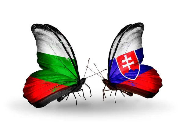 Motýli s Bulharskem a Slovensko vlajky na křídlech — Stock fotografie