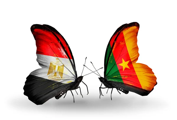 Borboletas com bandeiras do Egito e Camarões em asas — Fotografia de Stock
