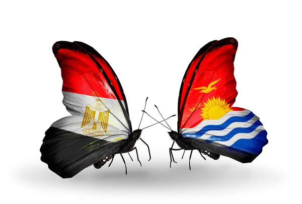 Vlinders met Egypte en kiribati vlaggen op vleugels — Stockfoto