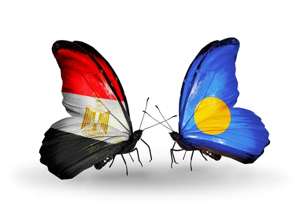 Motýli s Egyptem a palau vlajky na křídlech — Stock fotografie