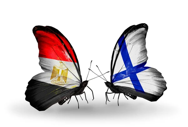 Farfalle con le bandiere di Egitto e Finlandia sulle ali — Foto Stock
