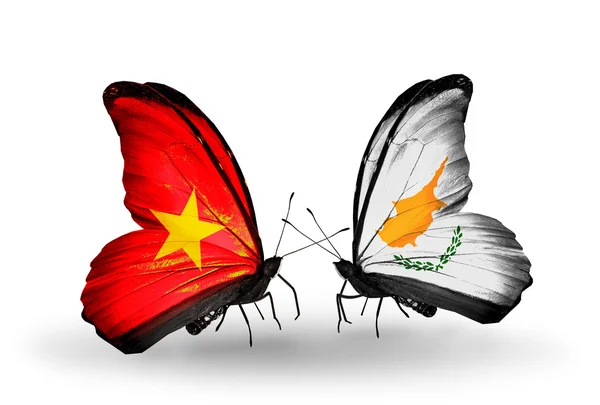 Deux papillons avec des drapeaux du Vietnam et de Chypre — Photo