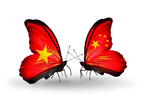 Две бабочки с флагами Вьетнама и Китая — стоковое фото