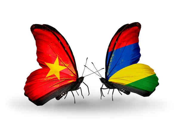 Dos mariposas con banderas de Vietnam y Mauricio — Foto de Stock