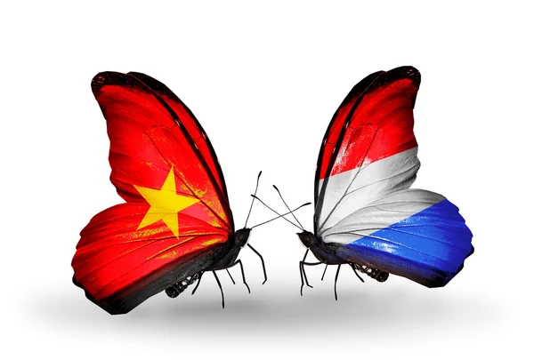 Deux papillons avec des drapeaux du Vietnam et du Luxembourg — Photo