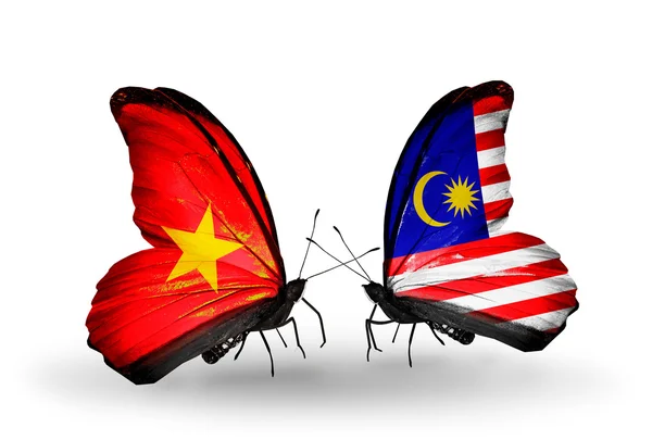 Deux papillons avec des drapeaux du Vietnam et de la Malaisie — Photo