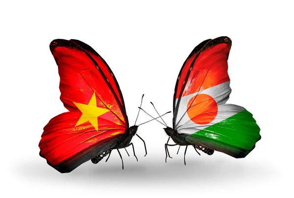 Två fjärilar med flaggor av vietnam och niger — Stockfoto