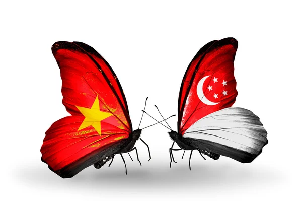 Dva motýli s vlajkami, Vietnamu a Singapuru — Stock fotografie