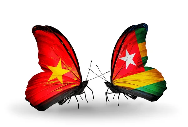 Deux papillons avec des drapeaux du Vietnam et du Togo — Photo