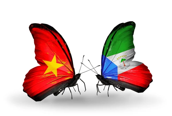 Deux papillons avec des drapeaux du Vietnam et de la Guinée équatoriale — Photo