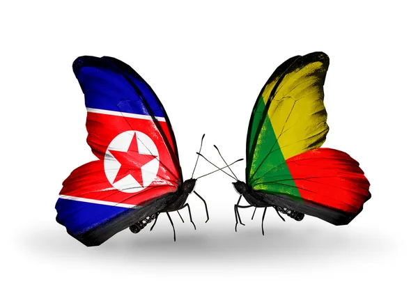 Mariposas con banderas de Corea del Norte y Benín en alas — Foto de Stock