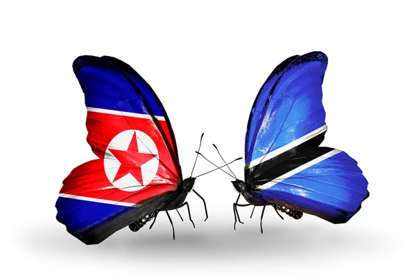 Mariposas con banderas de Corea del Norte y Botswana en alas — Foto de Stock