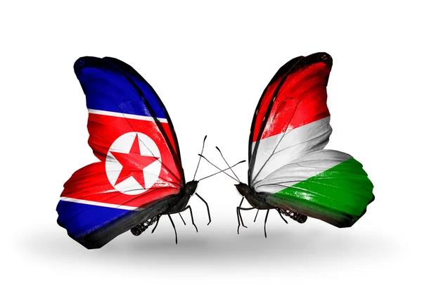Mariposas con banderas de Corea del Norte y Hungría en alas — Foto de Stock