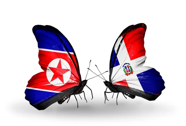 Papillons avec des drapeaux nord-coréens et dominicains sur les ailes — Photo