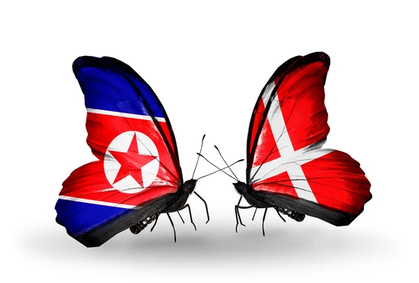 Borboletas com bandeiras da Coreia do Norte e Dinamarca em asas — Fotografia de Stock