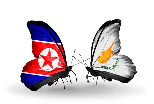 Mariposas con banderas de Corea del Norte y Chipre en alas — Foto de Stock