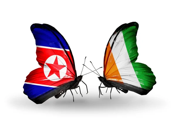 Mariposas con banderas de Corea del Norte y Costa de Marfil en alas — Foto de Stock