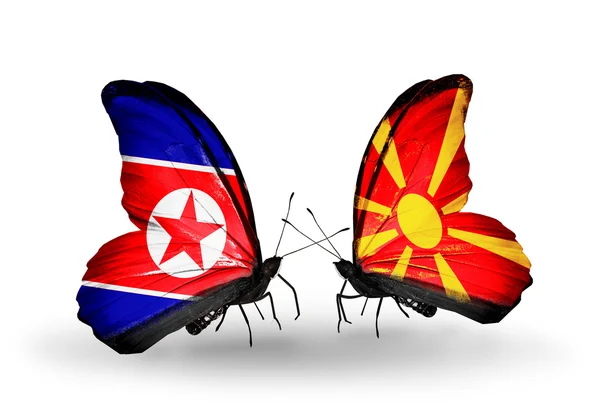 Papillons avec des drapeaux de Corée du Nord et de Macédoine sur les ailes — Photo