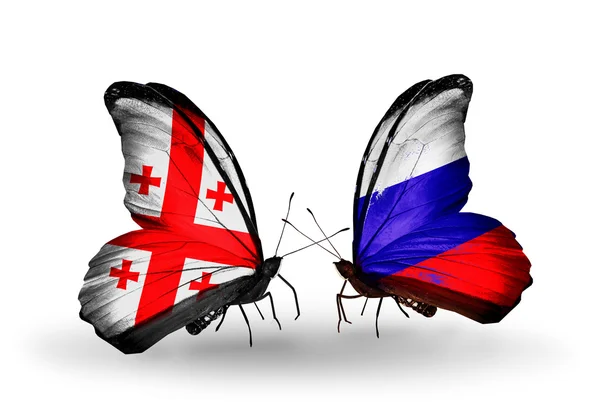 蝴蝶翅膀上的格鲁吉亚和俄罗斯国旗 — 图库照片