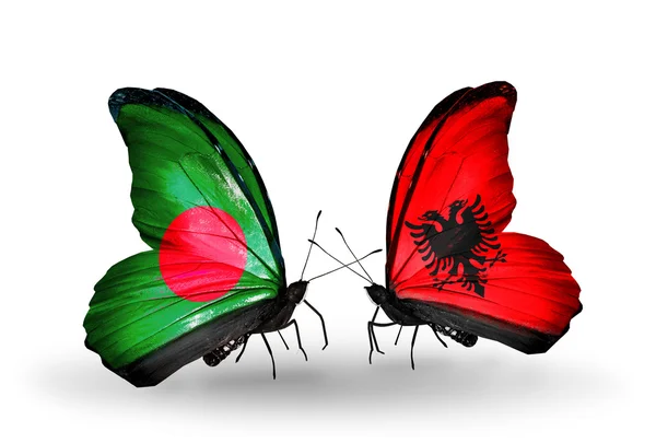 Kelebek kanatları üzerinde Bangladeş ve Arnavutluk bayraklı — Stok fotoğraf