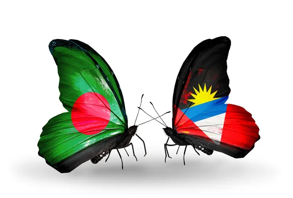 Mariposas con banderas de Bangladesh y Antigua y Barbuda en alas — Foto de Stock