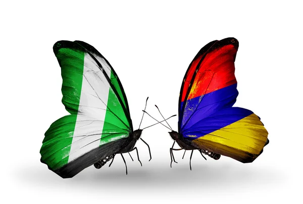 Fluturi cu steaguri Nigeria și Armenia pe aripi — Fotografie, imagine de stoc