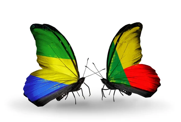 Fluturi cu steaguri Gabon și Benin pe aripi — Fotografie, imagine de stoc