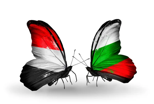 Farfalle con bandiere Yemen e Bulgaria sulle ali — Foto Stock