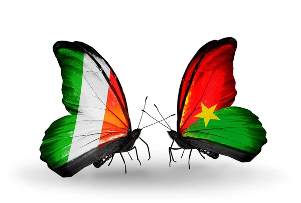 Papillons avec des drapeaux d'Irlande et du Burkina Faso sur les ailes — Photo
