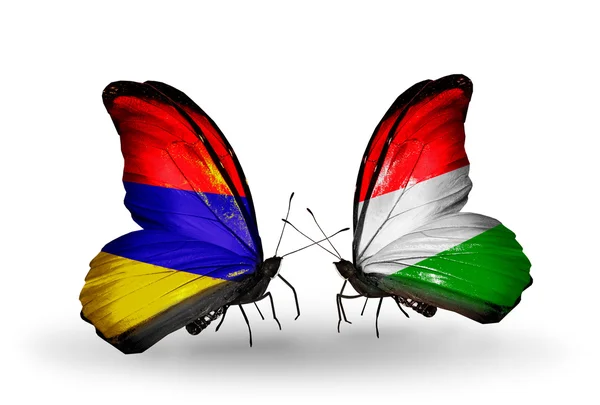 Farfalle con bandiere Armenia e Ungheria sulle ali — Foto Stock