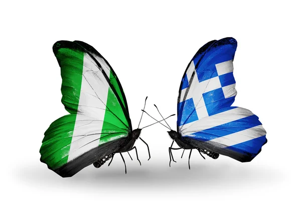 Vlinders met nigeria en Griekenland vlaggen op vleugels — Stockfoto