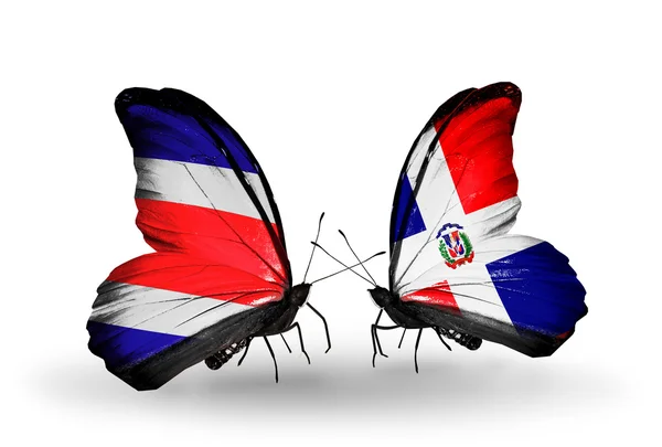 Mariposas con banderas de Costa Rica y Dominicana en alas — Foto de Stock
