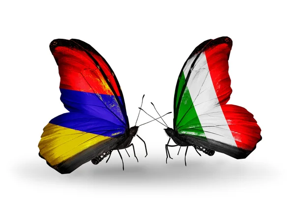 Schmetterlinge mit Armenien und italienischen Flaggen auf Flügeln — Stockfoto