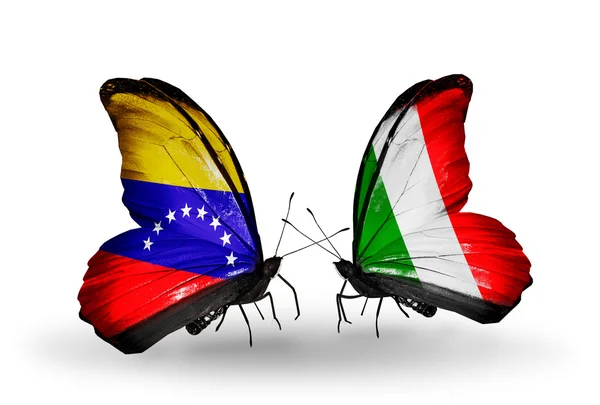 Schmetterlinge mit venezuela und italienischen Flaggen auf Flügeln — Stockfoto