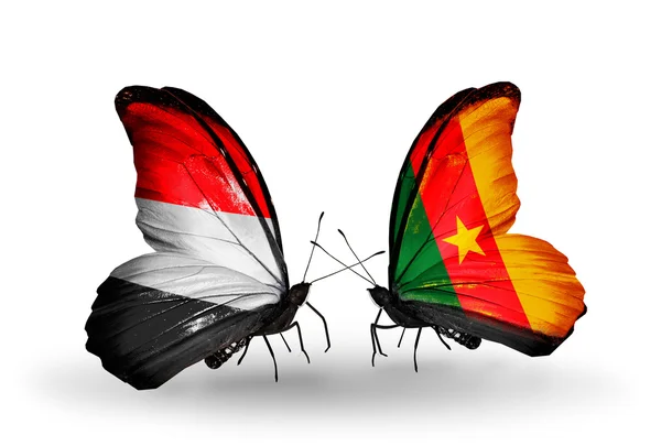 蝴蝶翅膀上的也门和喀麦隆国旗 — 图库照片