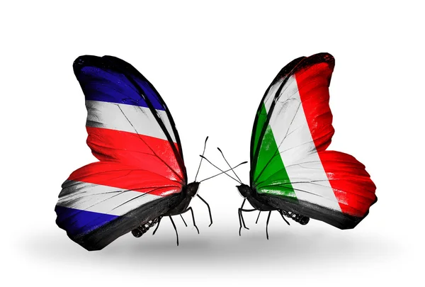 Kosta Rika ve İtalya bayrakları kanatlar üzerinde kelebekler — Stok fotoğraf