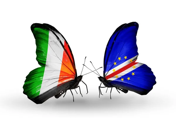 Mariposas con banderas de Irlanda y Cabo Verde en alas —  Fotos de Stock