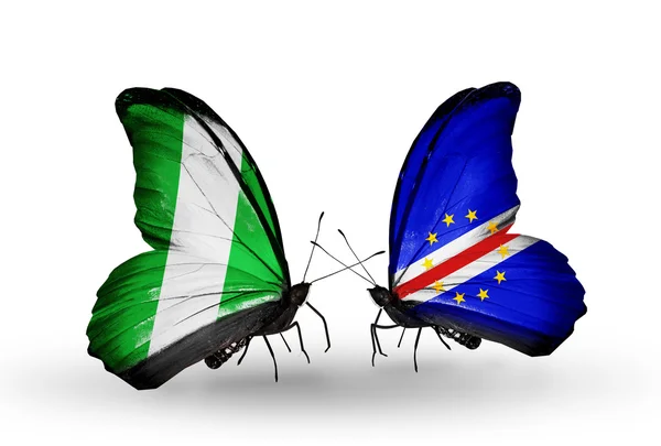 Mariposas con banderas de Nigeria y Cabo Verde en alas — Foto de Stock