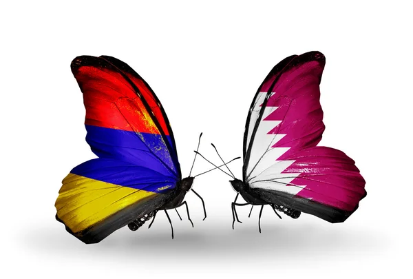 翼の上のアルメニアとカタールのフラグと蝶 — ストック写真