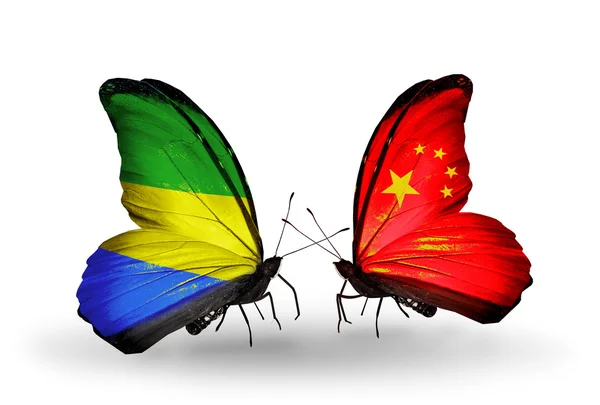 Vlinders met gabon en china vlaggen op vleugels — Stockfoto