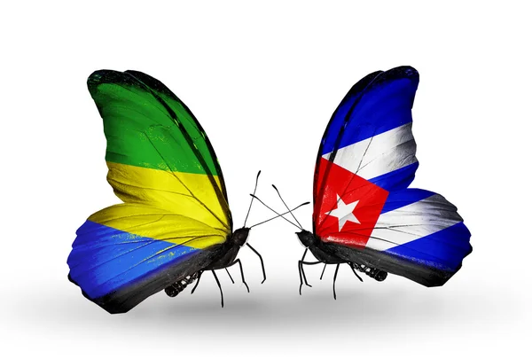 Farfalle con bandiere Gabon e Cuba sulle ali — Foto Stock