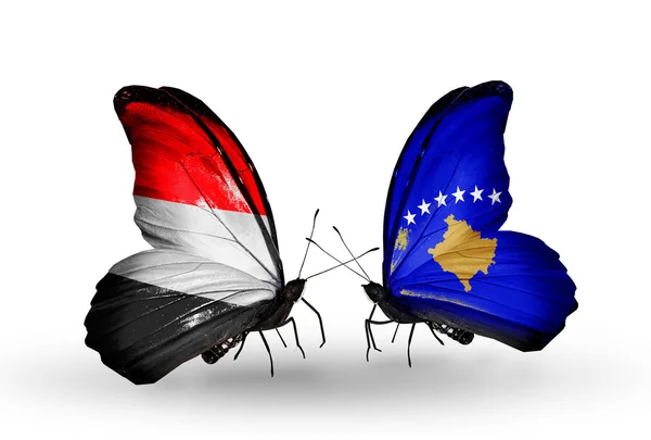 Borboletas com bandeiras do Iêmen e Kosovo em asas — Fotografia de Stock