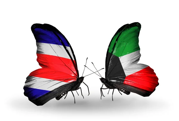 Kosta Rika ve Kuveyt bayrakları kanatlar üzerinde kelebekler — Stok fotoğraf